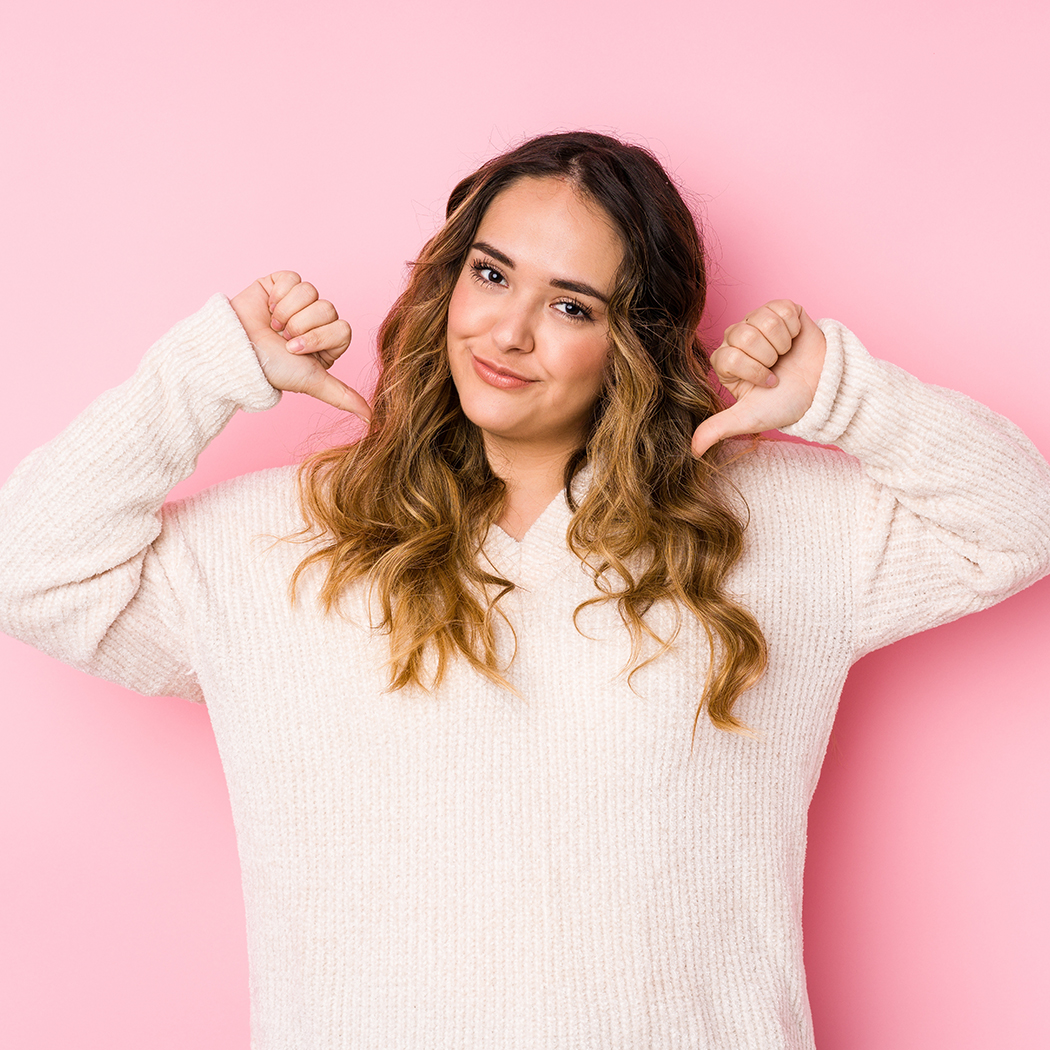 Swetry w dużych rozmiarach do 99 zł. Wyszczuplające modele plus size dla kobiet o pełnych kształtach